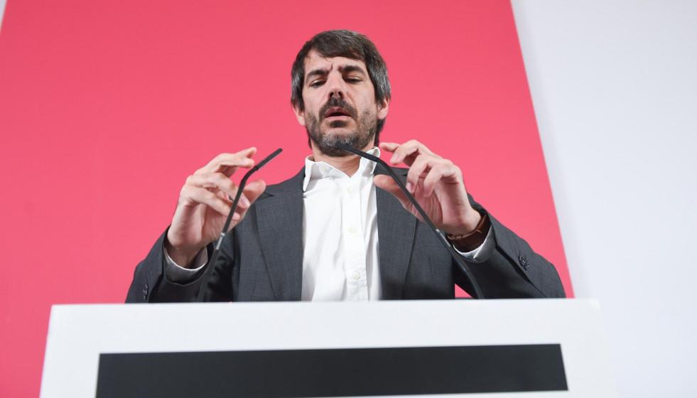 El ministro de Cultura, Ernest Urtasun, durante una rueda de prensa de Sumar, en el Espacio Rastro, a 16 de junio de 2025, en Madrid (España).