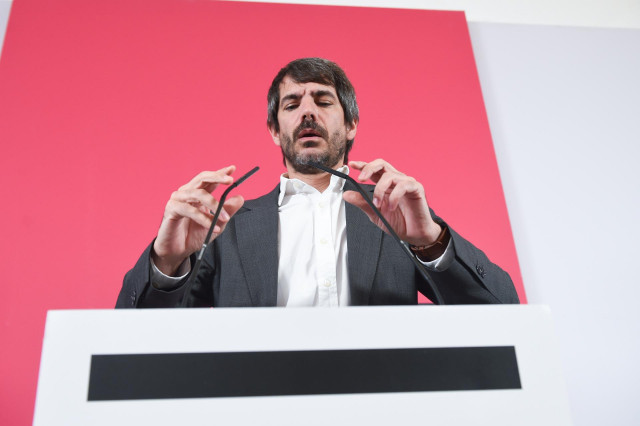El ministro de Cultura, Ernest Urtasun, durante una rueda de prensa de Sumar, en el Espacio Rastro, a 16 de junio de 2025, en Madrid (España).