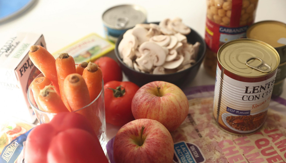 Archivo - Distintos productos de alimentación en un hogar, a 16 de septiembre de 2022, en Madrid (España).