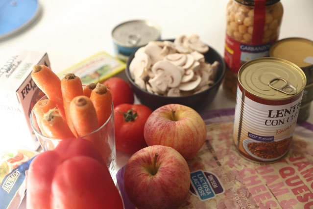 Archivo - Distintos productos de alimentación en un hogar, a 16 de septiembre de 2022, en Madrid (España).