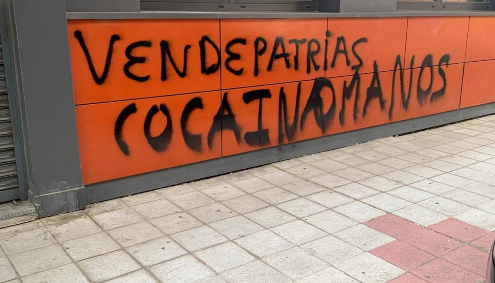 Pintadas realizadas en la sede del PSOE de León capital.