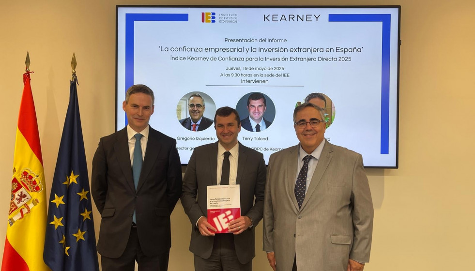 El director general del IEE, Íñigo Gregorio Izquierdo, Emilio Guevara, socio de Kearney, y a Terry Toland, director del Global Business Policy Council de Kearney (GBPC) presentan el informe 
