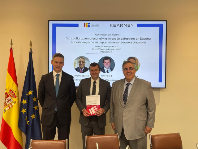 El director general del IEE, Íñigo Gregorio Izquierdo, Emilio Guevara, socio de Kearney, y a Terry Toland, director del Global Business Policy Council de Kearney (GBPC) presentan el informe 