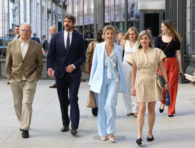 El ministro de Cultura, Ernest Urtasun (2i); la vicepresidenta segunda y ministra de Trabajo, Yolanda Díaz (3i) y la portavoz de Sumar en el Congreso, Verónica Martínez, llegan a una sesión plenaria, a 28 de mayo de 2025, en Madrid (España)
