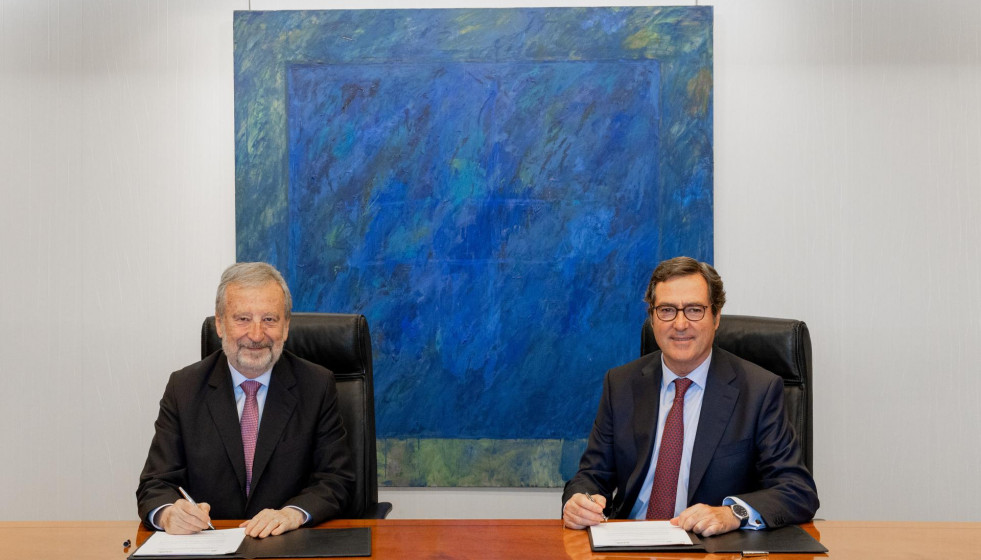 El presidente de CaixaBank, Tomás Muniesa, y el presidente de CEOE, Antonio Garamendi, durante la firma del acuerdo.