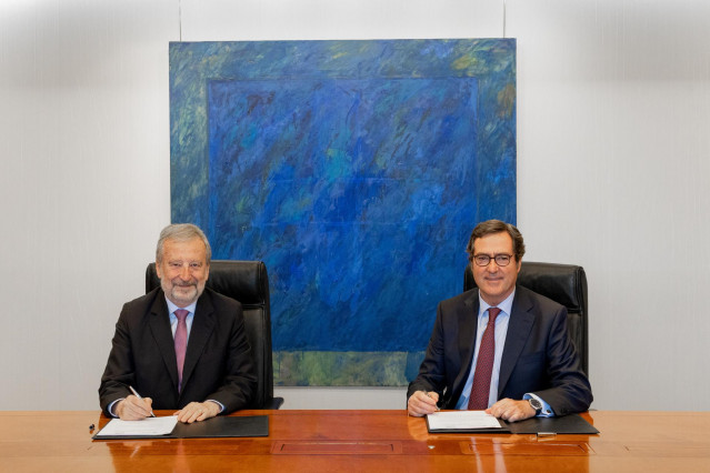 El presidente de CaixaBank, Tomás Muniesa, y el presidente de CEOE, Antonio Garamendi, durante la firma del acuerdo.
