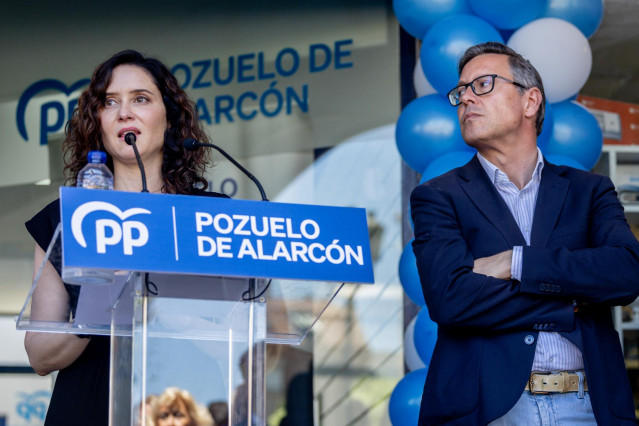 La presidenta de la Comunidad de Madrid y del PP de Madrid, Isabel Díaz Ayuso, y el secretario general del PP de Madrid, Alfonso Serrano, durante la inauguración de la nueva sede del Partido Popular de Pozuelo de Alarcón