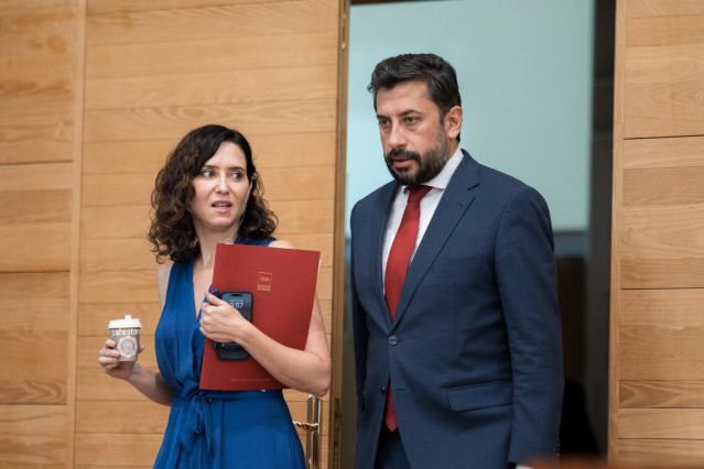 La presidenta de la Comunidad de Madrid, Isabel Díaz Ayuso y el portavoz del PP en la Asamblea, Carlos Díaz-Pache, llegan a una sesión plenaria en la Asamblea de Madrid