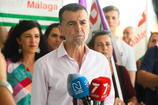 El líder de IU, Antonio Maíllo, atiende a los medios de comunicación en Málaga.