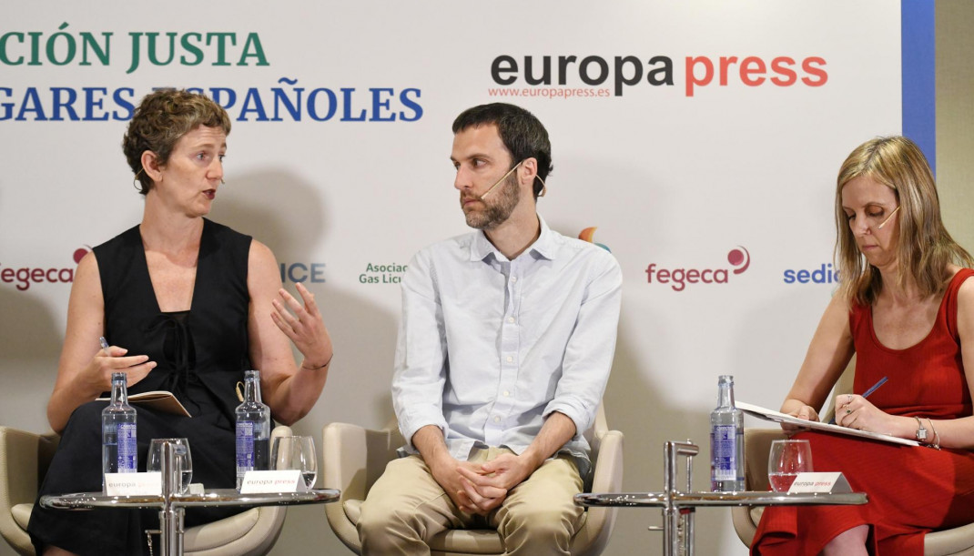 (I-D) La directora de la División de Innovación y Sostenibilidad en la Edificación del Ministerio de Vivienda y Agenda Urbana, Ainhoa Díez de Pablo, el jefe de área de la Subdirección General de