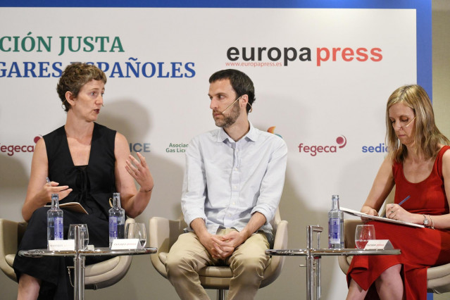 (I-D) La directora de la División de Innovación y Sostenibilidad en la Edificación del Ministerio de Vivienda y Agenda Urbana, Ainhoa Díez de Pablo, el jefe de área de la Subdirección General de Eficiencia y Acceso a la Energía, Alfredo Garzón.