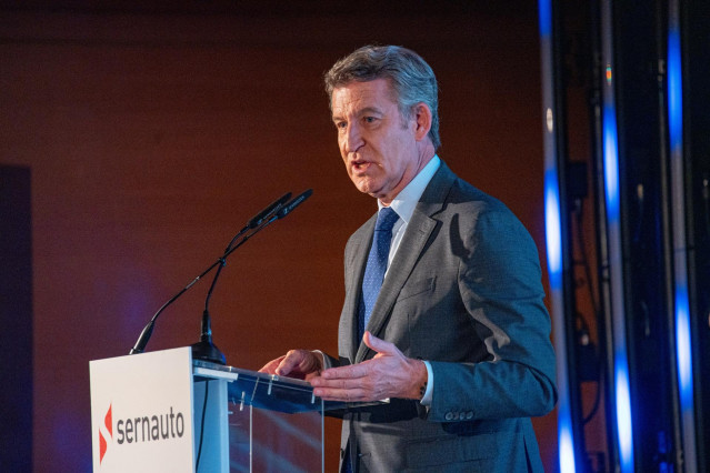 El presidente del PP, Alberto Núñez Feijóo, interviene durante la inauguración del XII encuentro de Sernauto