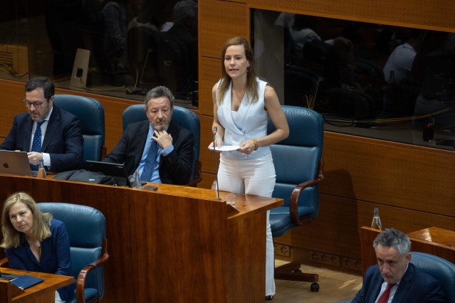 La portavoz de Vox en la Asamblea de Madrid, Isabel Pérez Moñino, interviene durante una sesión plenaria en la Asamblea de Madrid, a 12 de junio de 2025, en Madrid (España).