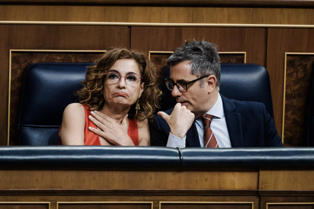 El ministro de Presidencia, Félix Bolaños y la vicepresidenta primera y ministra de Hacienda, María Jesús Montero, durante la celebración en el Congreso de los Diputados de una sesión plenaria, a 19 de junio de 2025, en Madrid (España).