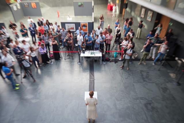 La presidenta del Gobierno de Navarra y secretaria general del PSN-PSOE, María Chivite, ofrece una rueda de prensa previa a un pleno en el Parlamento de Navarra, a 19 de junio de 2025, en Pamplona, Navarra (España).