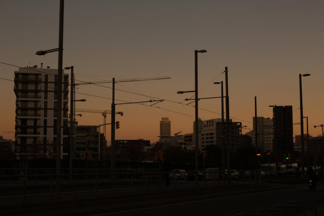 Archivo - Edificios con grúas, a 11 de enero de 2022, en Barcelona, Cataluña (España).