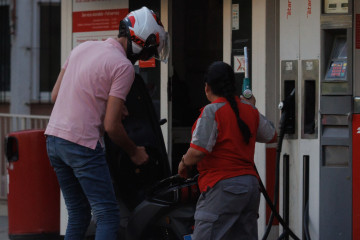 Archivo - Un hombre echa carburante a su vehículo en una gasolinera, a 11 de octubre de 2023, en Madrid (España). Tras más de tres meses seguidos con subidas en los precios de los carburantes, las 