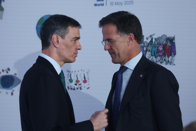 Archivo - El presidente del Gobierno, Pedro Sánchez, conversa con el secretario general de la OTAN, Mark Rutte, durante la cumbre de la Comunidad Política Europea, a 16 de mayo de 2025, en Tirana (Albania).