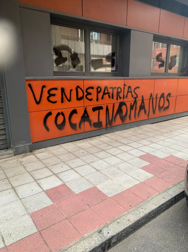 Pintadas realizadas en la sede del PSOE de León capital.