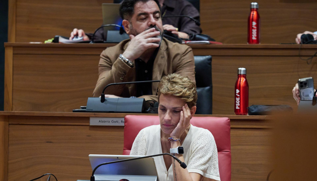 La presidenta del Gobierno de Navarra y secretaria general del PSN-PSOE, María Chivite, y el exvicesecretario general del PSN-PSOE, Ramón Alzórriz, durante un pleno en el Parlamento de Navarra, a 1