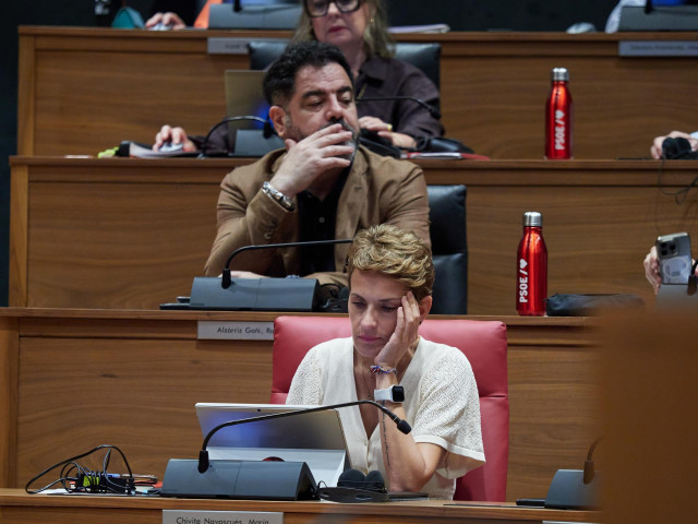 La presidenta del Gobierno de Navarra y secretaria general del PSN-PSOE, María Chivite, y el exvicesecretario general del PSN-PSOE, Ramón Alzórriz, durante un pleno en el Parlamento de Navarra, a 19 de junio de 2025, en Pamplona, Navarra (España). La sesi