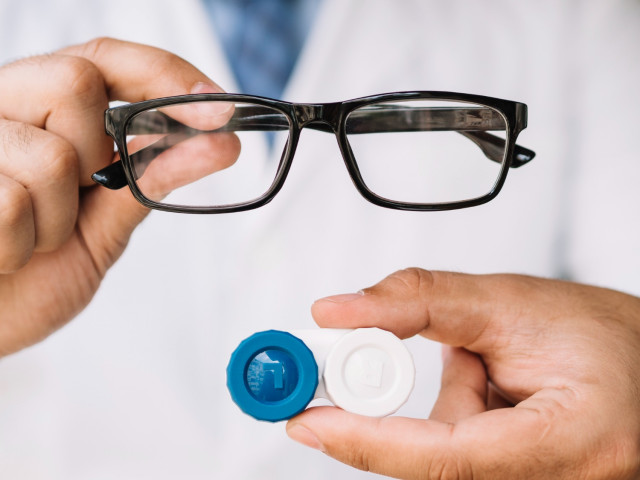 Archivo - Imagen de unas gafas y lentes de contacto.