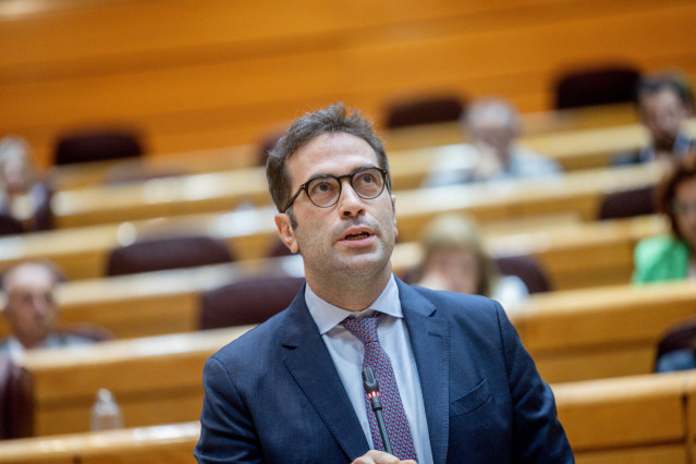 El ministro de Economía, Comercio y Empresa, Carlos Cuerpo, interviene durante un pleno en el Senado, a 17 de junio de 2025, en Madrid (España). Esta es la primera sesión de control en el Senado a la que se enfrenta el Gobierno de coalición tras la crisis