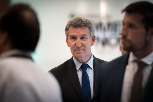 El presidente del PP, Alberto Núñez Feijóo, durante la segunda jornada del foro Santander Women Now, en el Beatriz Madrid, a 19 de junio de 2025, en Madrid (España).