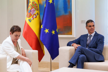 El presidente del Gobierno, Pedro Sánchez, mantiene un encuentro con la portavoz de EH Bildu en el Congreso de los DIputados, Mertxe Aizpurua, en el Complejo de la Moncloa, a 18 de junio de 2025, en 