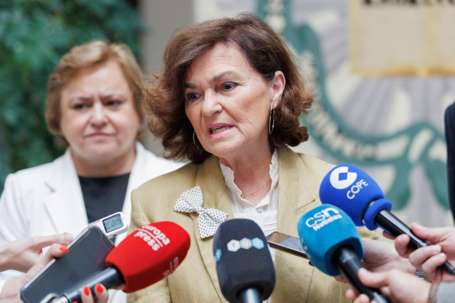 La presidenta del Consejo de Estado, Carmen Calvo, durante la atención a medios. A 26 de mayo de 2025, en Granada (Andalucía, España). La presidenta del Consejo de Estado, Carmen Calvo, y la presidenta del Consejo Consultivo de Andalucía, María Jesús Gall