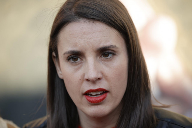 Archivo - La eurodiputada de Podemos, Irene Montero, atiende a los medios de comunicación antes de un acto de Podemos, en el espacio social y cultural Nau Bostik, a 9 de abril de 2025, en Barcelona, Cataluña (España). Este acto precede la Quinta Asamblea