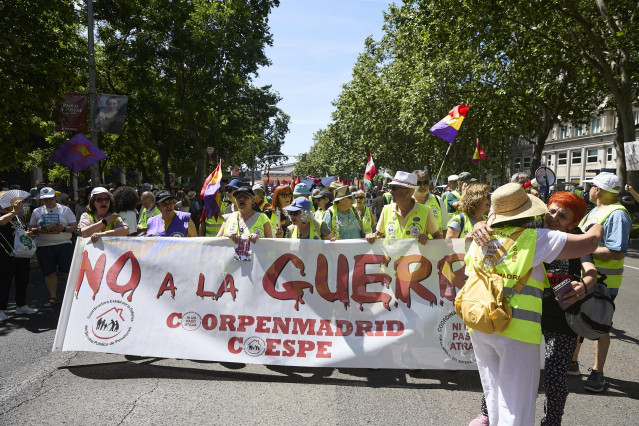 Varias personas con una pancarta durante una manifestación contra el rearme y la militarización desde Atocha a Sol, a 7 de junio de 2025, en Madrid (España).