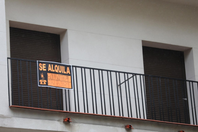 Archivo - Cartel en una terraza que anuncia el alquiler de una casa.