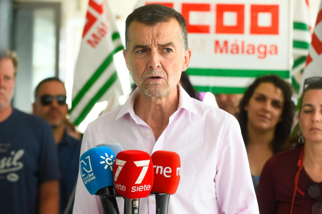 El coordinador federal de Izquierda Unida, Antonio Maíllo, atiende a los medios de comunicación tras la concentración del día de hoy. A 18 de junio de 2025 en Málaga, Andalucía (España).