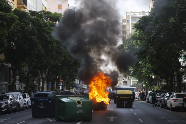 Barricada con contenedores de basura ardiendo durante la primera jornada de la huelga del metal en la provincia de Cádiz