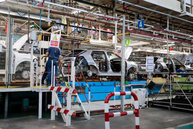 Archivo - Un operario trabaja con un vehículo en una fábrica de automóviles