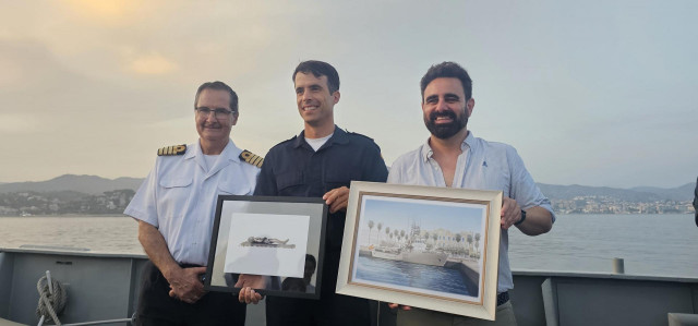 El patrullero de la Armada Tagomago (P-22), con base en Málaga desde 2012, realizó por primera vez un bautismo de mar para miembros de la Congregación de Mena y la Hermandad del Santo Sepulcro