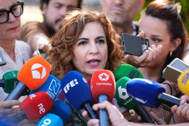 La vicepresidenta primera del Gobierno, María Jesús Montero, atiende a los medios en Sevilla.