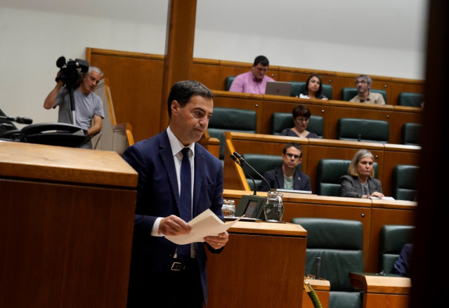 El lehendakari, Imanol Pradales, en el Parlamento Vasco