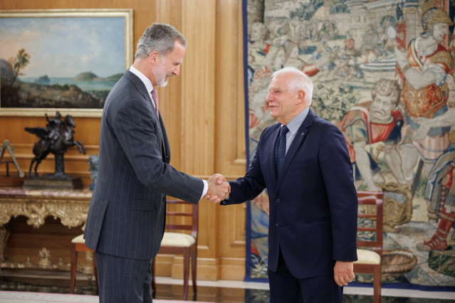 Archivo - El Rey Felipe VI (i) saluda al entonces alto representante de la UE para Asuntos Exteriores y Política de Seguridad, Josep Borrell (d), en el Palacio de la Zarzuela