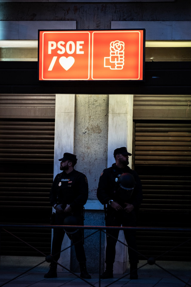 Archivo - Dos policías controlan la calle Ferraz, donde se encuentra la sede del PSOE, a 25 de abril de 2024, en Madrid (España). La Policía Nacional ha desplegado un dispositivo de seguridad sensiblemente mayor al de ayer, 24 de abril, cuando se produjer