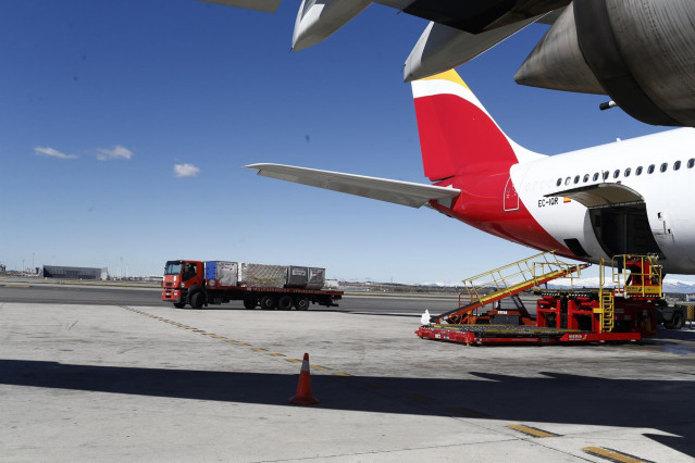 Archivo - Aeropuerto de Barajas, Iberia, carga de avión, aviones, cola de avión, handling, carga de maletas