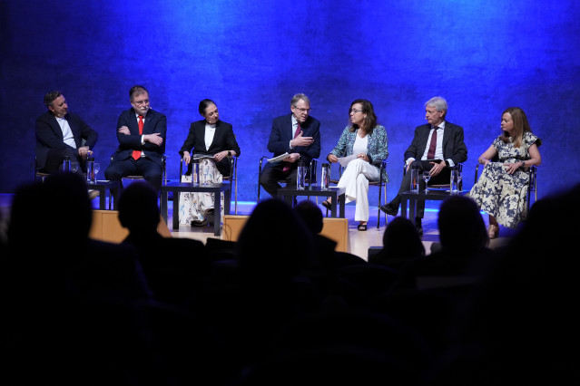 Mesa redonda de representantes empresariales en la Jornada de CEC.