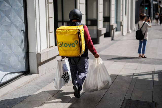 Archivo - Un repartidor de Glovo.