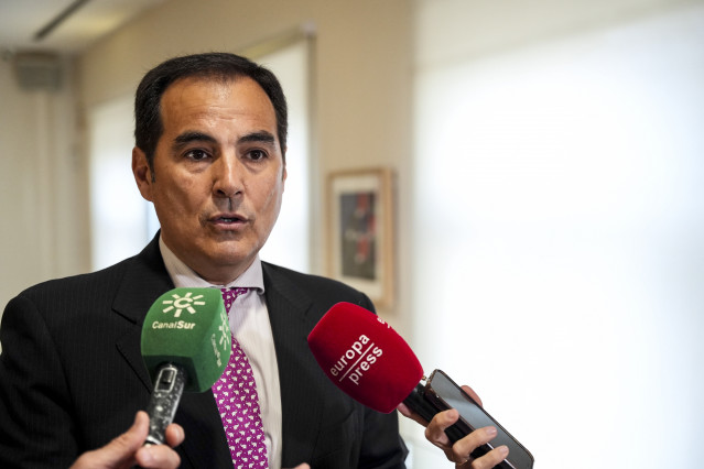 El consejero de Justicia, Administración Local y Función Pública, José Antonio Nieto, atiende a los medios tras el desayuno informativo titulado 'Fundaciones en Acción' en la Fundación Cajasol, a 16 de junio de 2025 en Sevilla. (Foto de archivo).