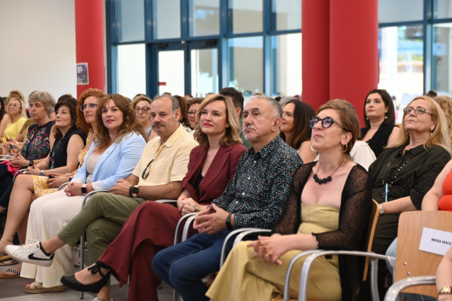 La ministra de Educación, Formación Profesional y Deportes, Pilar Alegría (3d), el secretario general de UGT, Pepe Álvarez (2d), y el secretario regional del sindicato José Juan Arceiz (4d), durante el III Encuentro de Mujeres Dirigentes de UGT