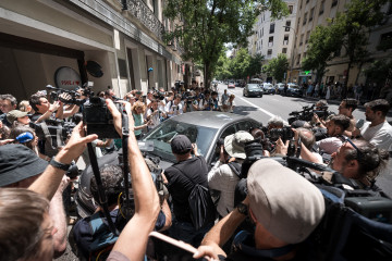 Agentes de la UCO salen en un vehículo de la sede del PSOE de la calle Ferraz, a 20 de junio de 2025, en Madrid (España).