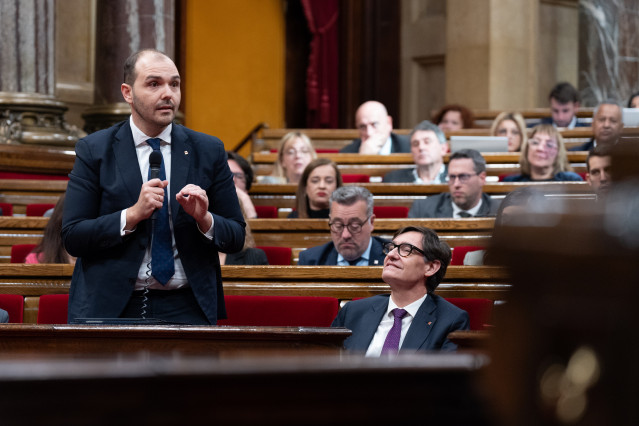 Archivo - El conseller de Presidencia, Albert Dalmau,  durante una sesión de control al Govern, en el Parlament, a 26 de febrero de 2025, en Barcelona, Cataluña (España).