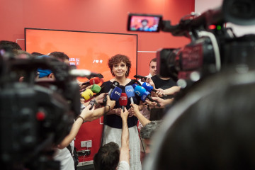 Ainhoa Unzu, nueva portavoz parlamentaria del PSN, atiende a los medios de comunicación.