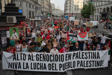 Un grupo de personas durante una nueva movilización contra el genocidio en Palestina y por el fin del comercio de armas entre España e Israel, a 20 de junio de 2025, en Madrid (España). La convocat